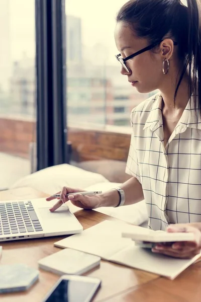 Een Vrouw Die Laptop Werkt — Stockfoto