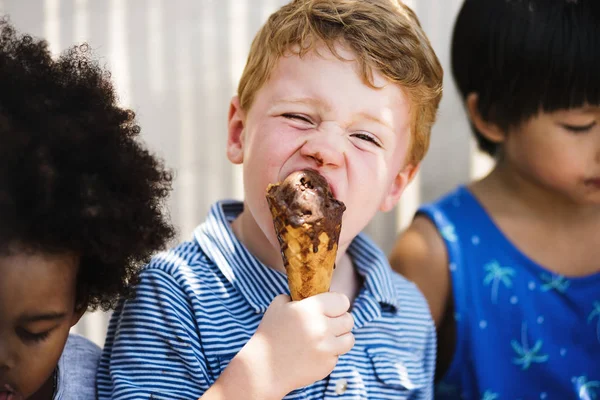 Weinig Kinderen Eten Van Lekker Ijs — Stockfoto