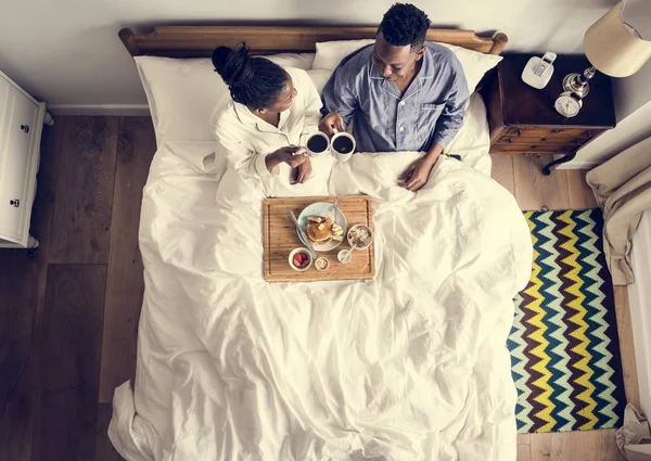Αφρικανική Αμερικανική Ζευγάρι Στο Κρεβάτι Έχοντας Ένα Πρωινό Στο Κρεβάτι — Φωτογραφία Αρχείου