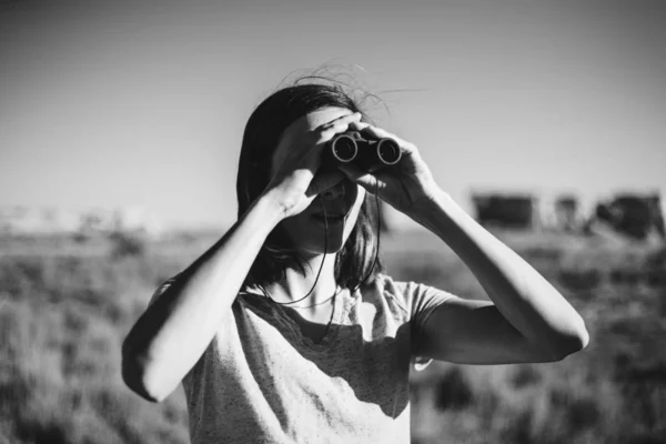 Traveler Using Binoculars Spot Bird — Stock Photo, Image