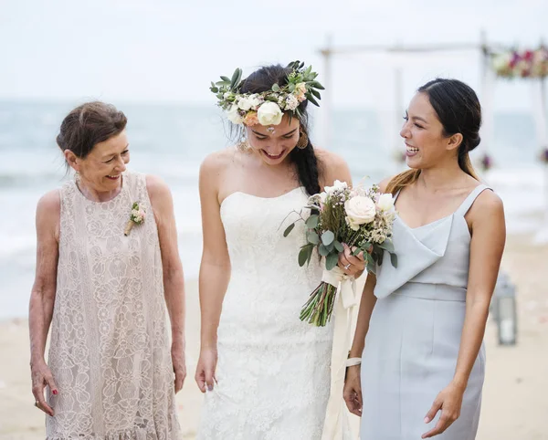 Glückliche Braut Und Gäste Bei Ihrer Hochzeit — Stockfoto