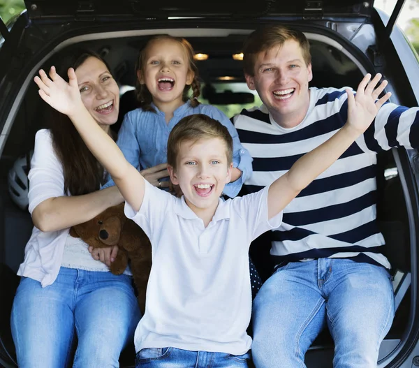 Родители Дети Сидящие Багажнике Автомобиля Семейного Автомобиля Семья Отправляется Путешествие — стоковое фото