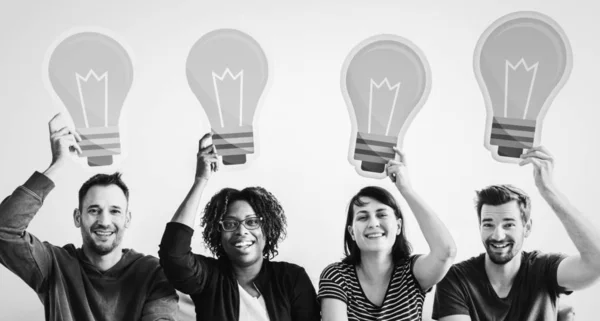 Persone Che Reggono Icone Della Lampadina — Foto Stock