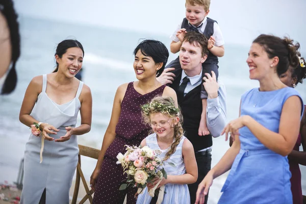 Свадебные Гости Аплодируют Жениху Невесте — стоковое фото