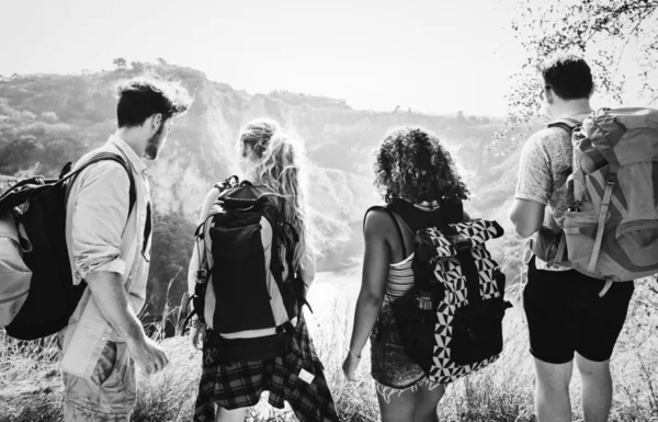 Νέοι Backpackers Ταξιδεύουν Στη Φύση — Φωτογραφία Αρχείου