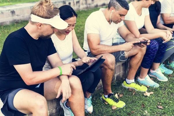 Grupo Personas Diversas Que Utilizan Dispositivos Digitales —  Fotos de Stock