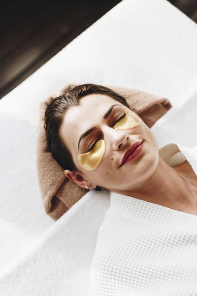Mulher Relaxante Com Tratamento Máscara Olho Dourado — Fotografia de Stock