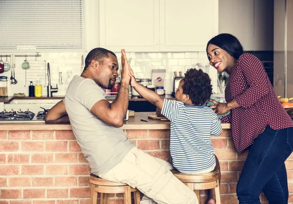 Svart Familj Spendera Tid Tillsammans — Stockfoto