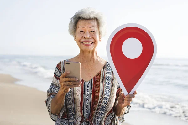 Senior Asiatisch Frau Check Bei Die Strand — Stockfoto