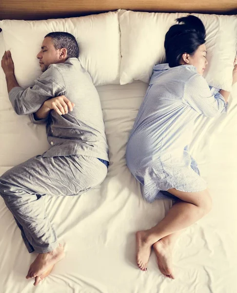Casal Interracial Dormindo Volta Para Trás Cama — Fotografia de Stock