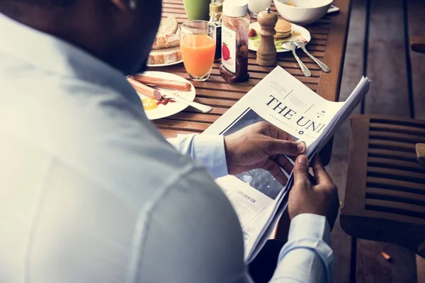 Вид Ззаду Чорний Чоловік Читає Газету Під Час Сніданку — стокове фото