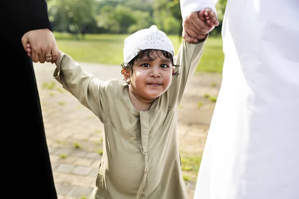 Fröhlicher Muslimischer Junge Park — Stockfoto