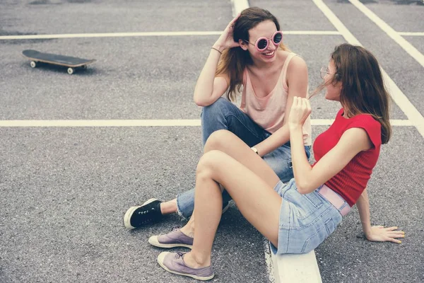 Donne Amiche Sedute Terra Che Parlano Insieme — Foto Stock