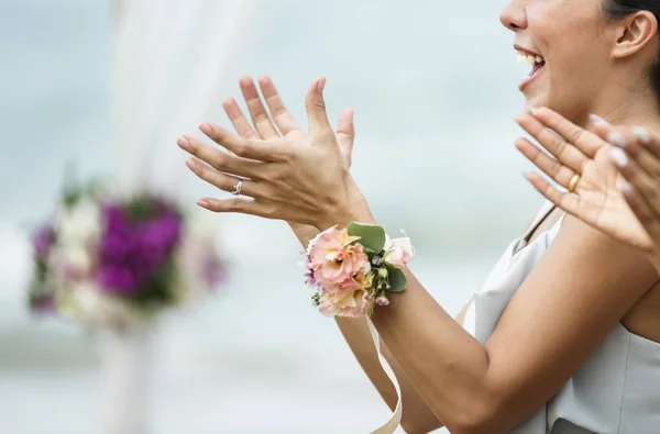 Esküvői Vendégek Taps Menyasszony Vőlegény — Stock Fotó
