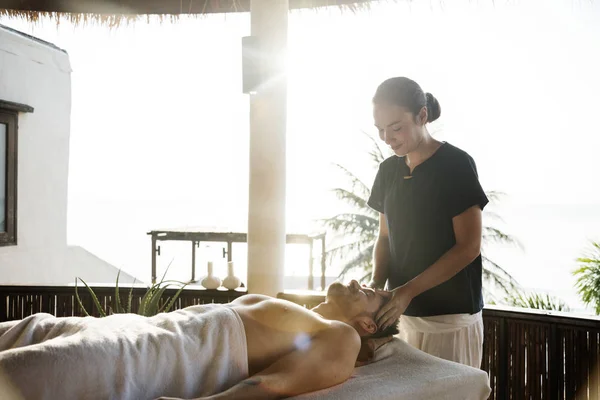 Homem Recebendo Uma Mensagem Spa — Fotografia de Stock