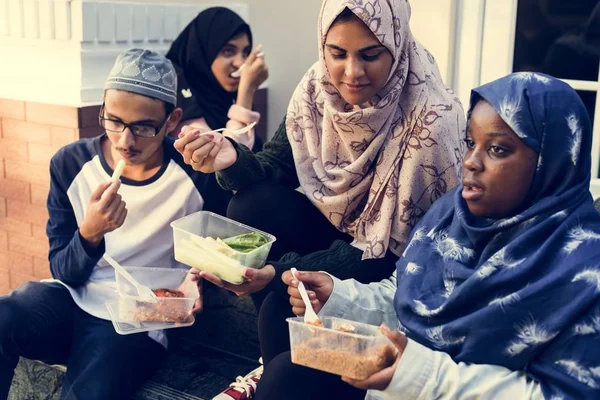 Grupp Olika Studenter Att Lunch Tillsammans — Stockfoto