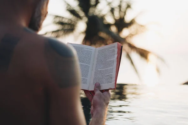 Hombre Leyendo Libro Piscina —  Fotos de Stock