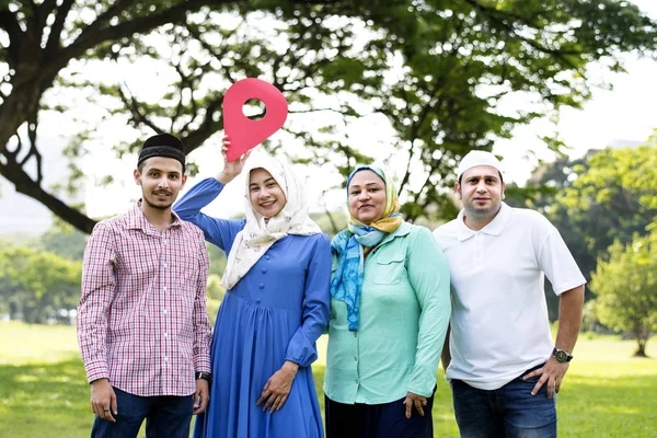 Familia Musulmana Sosteniendo Símbolo Punto Control — Foto de Stock