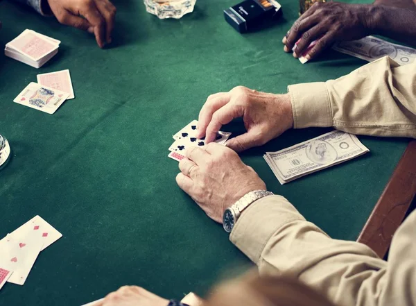 Handen Met Kaart Een Gokken Cirkel — Stockfoto