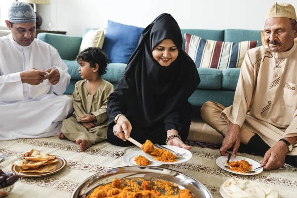 Muslimsk Familie Spiser Middag Gulvet - Stock-foto
