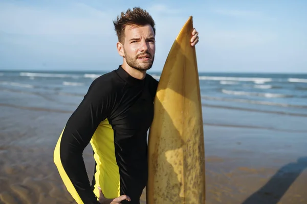 Homem Com Prancha Surf Praia — Fotografia de Stock