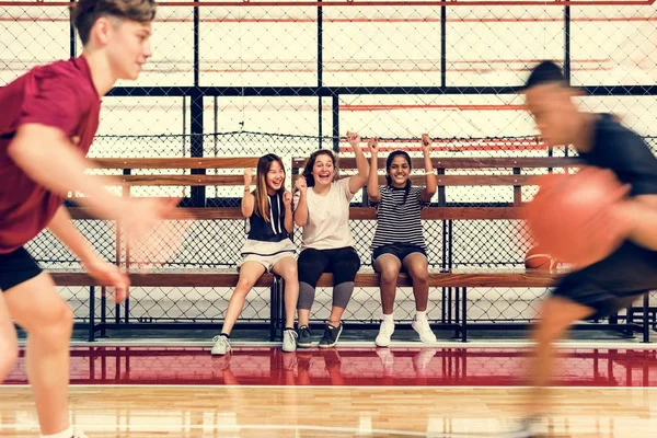 十几岁的女孩欢呼男孩打篮球 — 图库照片