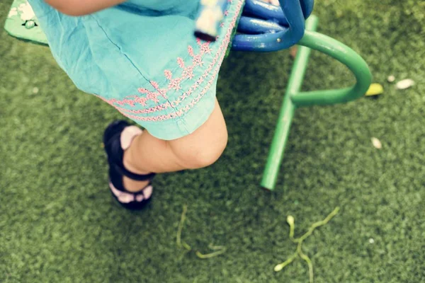 Menina Divertindo Jogando Parque — Fotografia de Stock