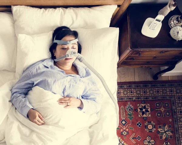 Vrouw Slapen Met Een Masker Van Snurk — Stockfoto