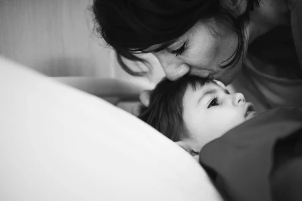 Madre Consolando Hija — Foto de Stock