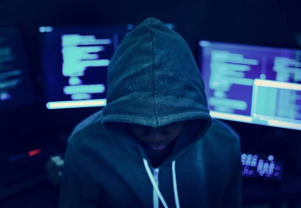 Hacker Usando Capuz Com Computadores Segundo Plano — Fotografia de Stock