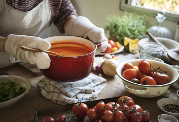 Uma Dona Casa Cozinhar Molho Tomate Fotografia Alimentos Receita Ideia — Fotografia de Stock