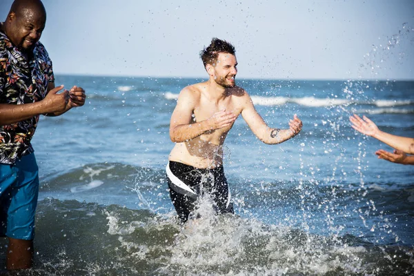 plajda eğlenmek arkadaşlar