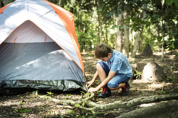 Jongetje Instelling Tent Voor Kamperen Het Bos — Stockfoto