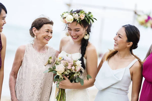 Noiva Feliz Convidados Seu Casamento — Fotografia de Stock