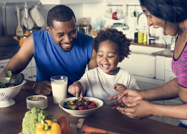 Μαύρο Οικογένεια Τρώει Υγιεινά Τρόφιμα Μαζί — Φωτογραφία Αρχείου