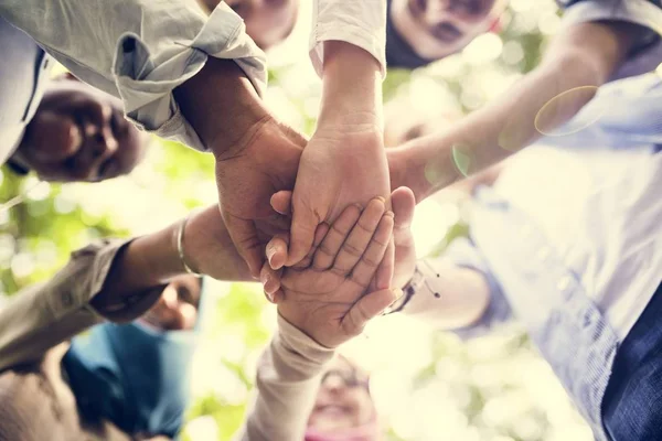 Grupo Diversas Manos Juveniles Unió — Foto de Stock