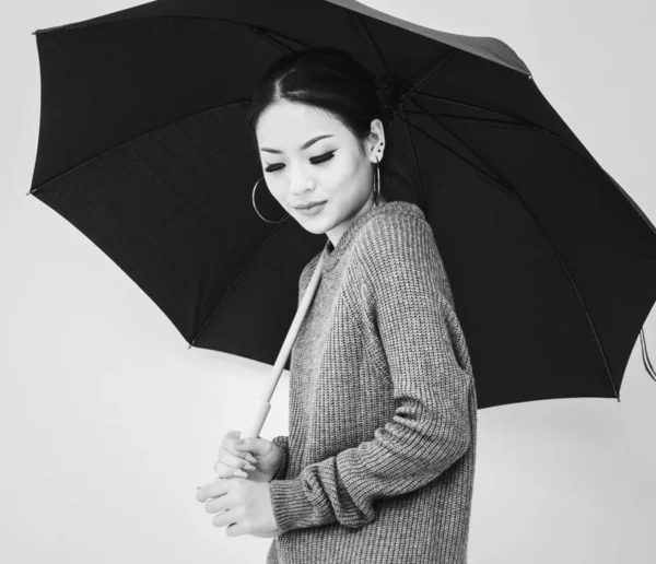 Mujer Asiática Agujero Paraguas Sobre Fondo Blanco — Foto de Stock