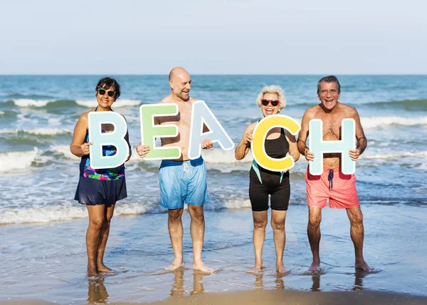 Amigos Mayores Divirtiéndose Playa — Foto de Stock