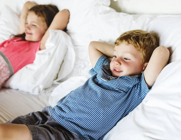 Niños Pequeños Acostados Cama — Foto de Stock