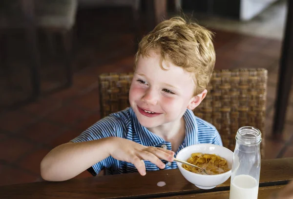Kleine Jongen Een Hotel Ontbijt — Stockfoto