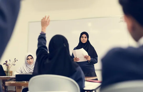 Diversas Crianças Muçulmanas Estudando Sala Aula — Fotografia de Stock