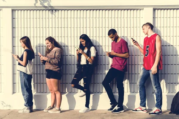 Группа Молодых Друзей Подростков Отдыхают Вместе Используя Концепцию Смартфона Социальных — стоковое фото
