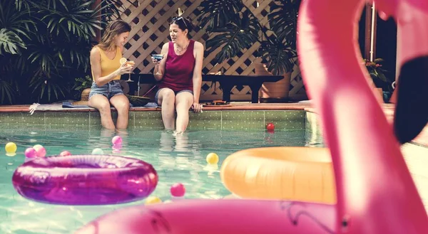 Meninas Relaxando Piscina — Fotografia de Stock