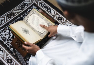 Müslüman erkek Kur'an okuyan