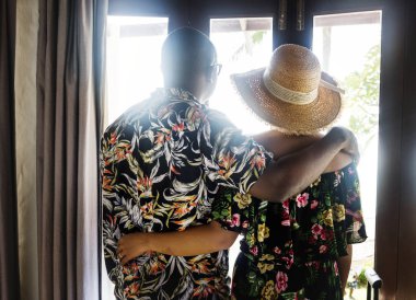 Çift birbirleri etrafında bir otel odasında holding