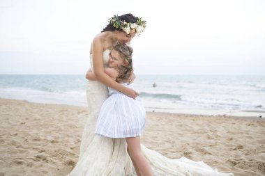 Güzel gelin ve kız kardeşi deniz tarafından