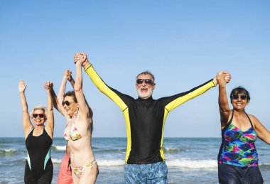 Kıdemli arkadaşlar plajda eğlenmek