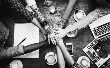 Bir tablo üzerinde eller istifleme arkadaşlar