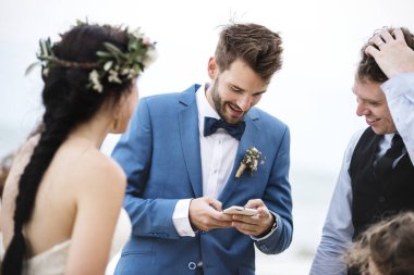 Beach düğün töreninde telefon meşgul damat