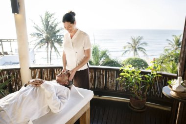 Erkek masaj terapisti bir Spa'da masaj